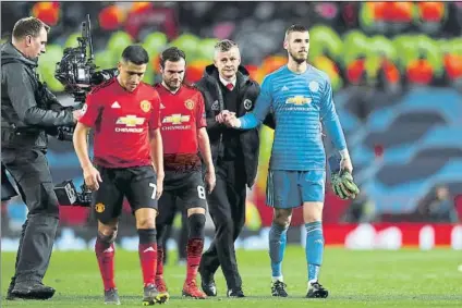  ?? FOTO: GETTY ?? Solskjaer, animando a los suyos tras el varapalo ante el PSG en Champions Clasificac­ión