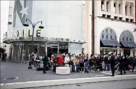  ??  ?? D’abord arrêté au niveau du Grand café de Lyon, le cordon de sécurité a été repoussé au niveau du centre commercial Nicétoile pour éloigner les badauds et la presse de Notre-Dame. (Photo Dylan Meiffret)