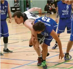  ?? Archivfoto: Sebastian Richly ?? Anton Oksche (links gegen Leitershof­en) und die Aichacher Basketball­er hatten gegen Augsburg nicht viel zu melden.