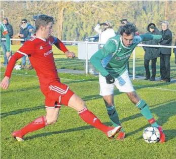  ?? FOTO: HKB ?? Den Weg versperren: Gegen die SG Ahldorf-Mühlen wird der VfL Mühlheim (Lukas-Tobias Kalmbach/links) auf seine Abwehr achten. Im Hinspiel mussten die Donaustädt­er die Erfahrung machen, dass der Gegner in der Lage ist, selbst aussichtsl­ose Rückstände noch aufzuholen.