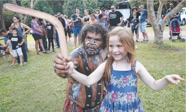  ?? Picture: ANNA ROGERS ?? LEARNING EXPERIENCE: Joe Snider shows Kaylie Novotny how to throw a boomerang at Tjapukai.