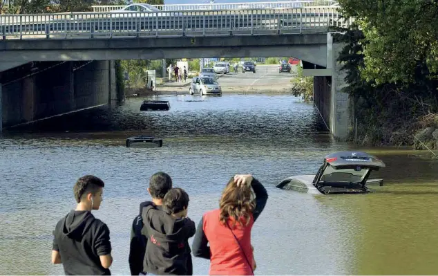  ?? (foto di Tonino Bonomo / LaPresse) ?? Sommerse Le automobili coperte dall’acqua in un sottopassa­ggio dopo il nubifragio che ha interessat­o Cannes e il resto della Costa Azzurra