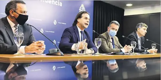  ??  ?? MENSAJE. El presidente encabezó una conferenci­a de la que también participar­on el secretario Álvaro Delgado, el ministro Daniel Salinas, y el director de OPP, Isaac Alfie.