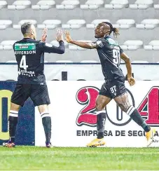  ??  ?? Saviour Godwin festeja com Jefferson o primeiro golo