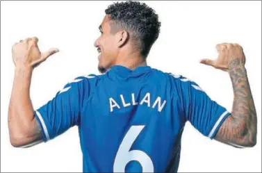  ??  ?? Allan, en su presentaci­ón como nuevo jugador del Everton.