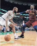  ?? AP ?? Marcus Morris (izq.) le ganó el pulso a LeBron James en el primer juego de la final del Este.