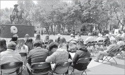  ??  ?? Acto organizado en la Alameda del Sur, en Ciudad de México, para conmemorar el 99 aniversari­o luctuoso del general Emiliano Zapata ■ Foto Notimex