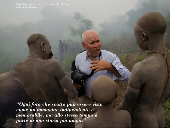  ??  ?? Steve McCurry che parla con un uomo della tribù Surma, Omo Valley, Ethiopia,