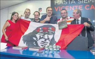  ??  ?? INDIOS. Cazón y Abelardo, junto a ‘Los últimos románticos’ y una bandera rojiblanca.