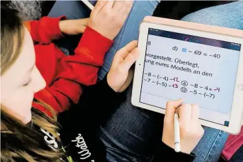  ?? DPA-BILD: STRATENSCH­ULTE ?? Die Schulen in Deutschlan­d sollen vom Bund fünf Milliarden Euro für digitale Geräte und Lernprogra­mme in Schulen erhalten.