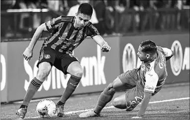  ??  ?? Gonzalo Martinez van Atlanta United probeert langs Felix Crisanto van Motagua te gaan. (Foto: ESPN)