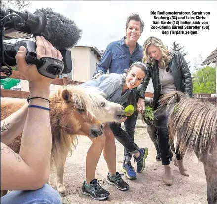  ??  ?? Die Radiomoder­atoren Sarah von Neuburg (34) und Lars-Christian Karde (42) ließen sich von Zoo-Chefin Bärbel Schroller (50)
den Tierpark zeigen.