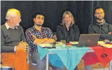  ?? FOTO: STADT ?? Manfred Kohrs (von links), Dersim, Katrin Seglitz und Mohamed bei der Lesung in der Gemeinscha­ftsschule in Leutkirch.