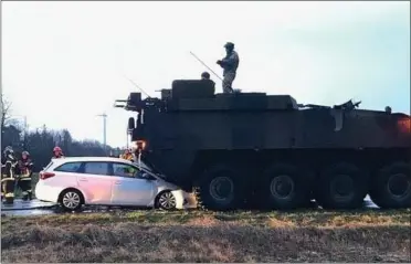  ?? FOTO: JESPER HESSELBERG/ MIDTJYSK BRAND & REDNING ?? Sådan så det ud på ulykkesste­det tirsdag morgen, hvor en pansret kampvogn var bakket ind i en personbil.