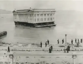  ?? Chronicle file photo ?? The 1,000ton Ohio Building, constructe­d for the 1915 PanamaPaci­fic Internatio­nal Exposition, gets shipped on a barge to San Carlos in 1915.