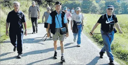  ??  ?? De plus en plus de seniors s’adonnent à la randonnée pédestre