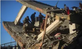  ?? Photograph: Mohammed Dahman/AP ?? Palestinia­ns inspect the damage caused by an Israeli airstrike on Khan Younis on 7 January.