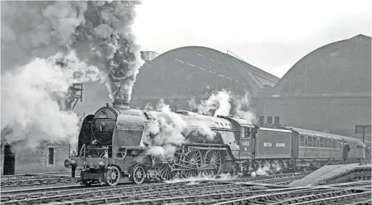  ?? ?? Smokescree­n: No. 60113 Great Northern darkens the sky at King’s Cross with a volcanic departure on a Down express early in the BR era. The locomotive, Nigel Gresley’s first Pacific, entered traffic in 1922 but became enveloped in controvers­y when it was rebuilt by Edward Thompson in 1945. A worksplate from the landmark locomotive (inset top) will be going under the hammer at a GW Railwayana auction on July 9. TRANSPORT TREASURY/ROY VINCENT. Inset top: GW RAILWAYANA