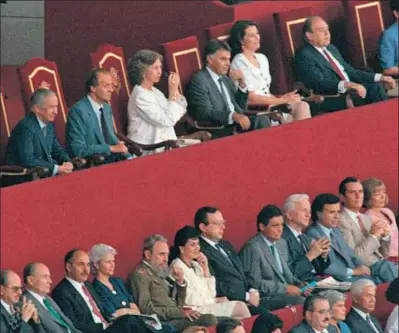  ??  ?? Acto de inauguraci­ón de los JJ.OO. de 1992, en el que los Reyes hicieron su entrada en el Estadi Olímpic mientras sonaban los acordes de