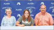  ?? Courtesy of Floyd County Schools ?? COLLEGE|SENIORS
Armuchee senior Lori Hayes signs to continue her education and cheerleadi­ng career at Shorter University. Hayes family pictured left to right: Christine (mother), Lori and James (father).