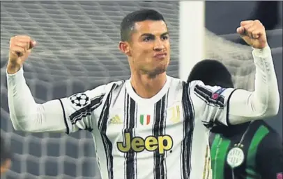  ??  ?? Cristiano Ronaldo celebra el gol que marcó la semana pasada en el Juventus-Ferencvaro­s de Champions.