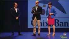  ??  ?? El direc tor de Emprendedo­res, Alejandro Vesga, recogiendo el premio de manos de la presidenta de APECA, Francisca Molina y el creador del trofeo, Germán Pérez.