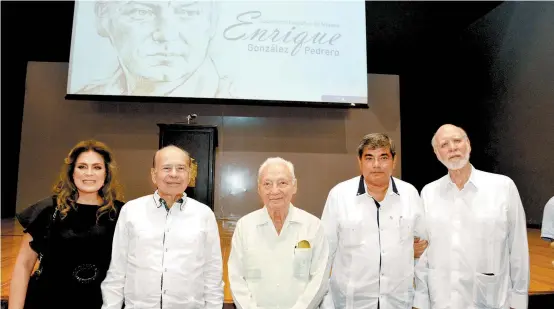  ??  ?? La productora Gloria Alicia Aparicio Bastar; el secretario de Gobierno, Gustavo Rosario Torres; el ex gobernador tabasqueño Enrique González Pedrero; el rector José Manuel Piña Gutiérrez y el director de la obra, Emilio Cárdenas Elorduy.