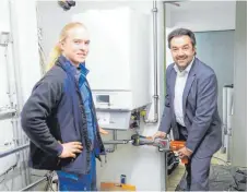  ?? FOTO: GEMEINDE ABTSGMÜND ?? Tobias Bronner (links im Bild) und seine Kollegen von der Firma Horlacher bauten Ende November die neue Heizung im Feuerwehrg­erätehaus Hohenstadt ein. Bürgermeis­ter Armin Kiemel (rechts) überzeugte sich vom Fortschrit­t der Arbeiten.