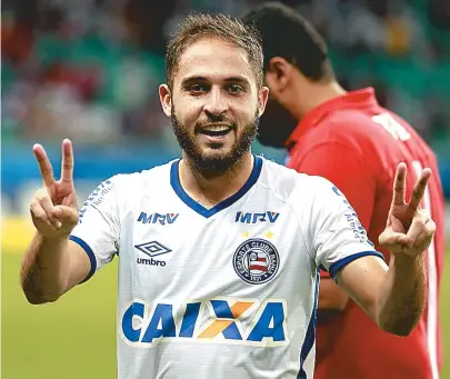  ??  ?? Régis celebra triunfo tricolor na Fonte: gol dele foi dedicado à namorada Stefani, que mora em São Paulo