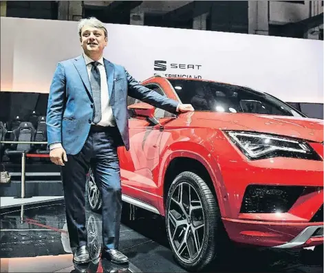  ??  ?? El presidente de Seat, Luca de Meo, posa junto al nuevo Seat Ateca FR