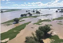  ?? Picture: Tienie du Plessis/Facebook ?? OVER BANKS. The Orange River in flood at Bethulie.