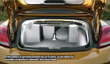  ??  ?? El mini maletero se aprovecha bastante mal, por lo menos, en esta edición hay escondido a la derecha un 'subwoofer' de la marca Fender