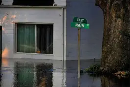  ?? Washington Post photo by Michael S. Williamson ?? Easy Street meets Main Street in an area of Seven Springs that is flooded.