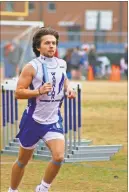  ?? Shawn Parr ?? A Gordon Central runner is in full stride at last Saturday’s Nance Relays at Ratner Stadium.