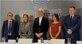  ?? ?? DIÁLOGO.
Consejeros federales y locales, ayer, en la Cámara de Diputados.