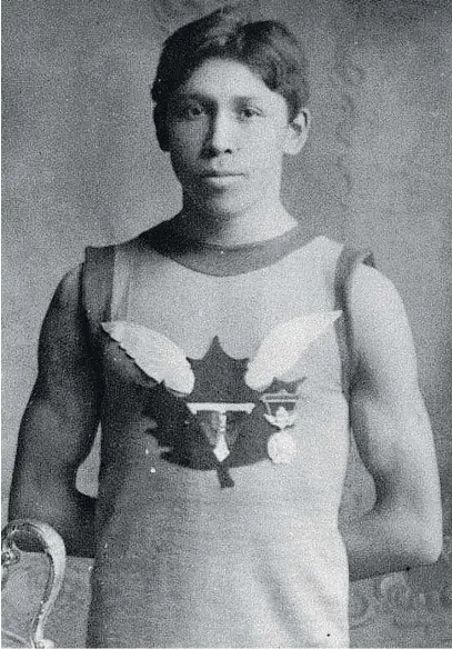  ?? PHOTOGRAPH BY CHARLES A. AYLETT / COURTESY LIBRARY AND ARCHIVES CANADA ?? Onondaga runner Tom Longboat with the Boston Marathon trophy in 1907. Ten years later, a con man would travel the U.S. impersonat­ing him, while Longboat was in France as a soldier.