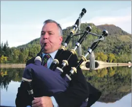  ?? 51_a43Inverar­ayPierBusk­ing11 ?? Pipe major Stuart Liddell has composed a special commemorat­ive tune Diu Regnare to mark the Queen’s platinum jubilee, which will be played all over the Commonweal­th on Thursday June 2.