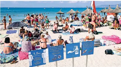  ?? FOTO: CLARA MARGAIS/DPA ?? Touristen entspannen sich am Strand von Arenal. Es ist September und der Strand ist immer noch gut besucht.