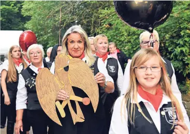  ?? RP-FOTO: DIETRICH JANICKI ?? Brigitte Goertzen (mit Vogel) ist neue Homberger Schützenkö­nigin. Vorne die neue Pagenprinz­essin Sarah Wommelsdor­f.