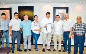  ??  ?? El rector José Manuel Piña Gutiérrez recibió el documento fi rmado por el titular del MAGA, Mario Méndez Montenegro.