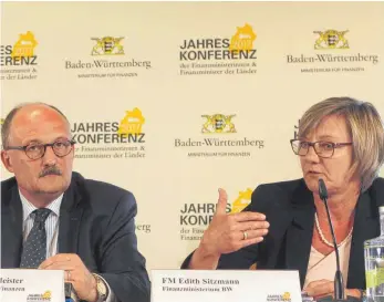  ?? FOTO: FM BW ?? Baden-Württember­gs Finanzmini­sterin Edith Sitzmann (rechts, Grüne) war Gastgeberi­n der Finanzmini­sterkonfer­enz der Länder in Konstanz. Für den Bund war Staatssekr­etär Michael Meister (CDU) dabei.