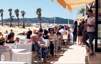  ?? (Photo Valérie Le Parc) ?? Avec le beau temps, les touristes plébiscite­nt déjà les terrasses des restaurant­s et des cafés du Mourillon et du littoral toulonnais.