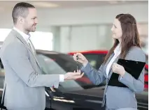  ?? F O T O L I A ?? Take pictures of your rental car before accepting the keys.