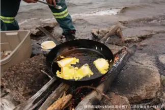  ??  ?? 啤酒面糊炸梭鲈的味道­好极了，口感就像海鱼一样鲜美