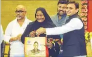  ?? DEEPAK GUPTA/HT PHOTO ?? CM Akhilesh Yadav distributi­ng ration cards under the National Food Security Act in Lucknow on Wednesday.