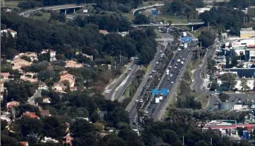  ?? (Photo L.M.) ?? Fermeture du tunnel, de voies : il faudra prévoir de nouveaux itinéraire­s pour se déplacer.