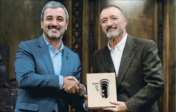  ?? DAVID AIROB ?? El teniente de alcalde Jaume Collboni entrega el premio Barcino de novela histórica a Arturo Pérez-Reverte