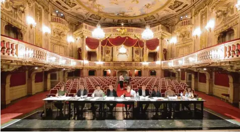  ?? Foto: Matthias Röder, dpa ?? Eine Phalanx von acht Köpfen entscheide­t bei der Aufnahmepr­üfung zum Wiener Schauspiel­seminar Max Reinhardt über das Wohl und Wehe und die Zukunft der jungen Be werber.