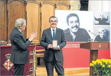  ?? ÀLEX GARCIA ?? Xavier Trias aplaudeix després de lliurar a García Barcha la medalla pòstuma al seu pare