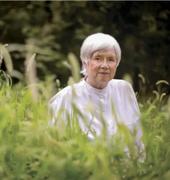  ??  ?? Sue SavageRumb­augh was among the first psychologi­sts to study bonobo cognition; for more than three decades, she was immersed within one
group.